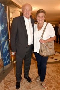 Theaterpremiere 'Halbe Wahrheiten' in München