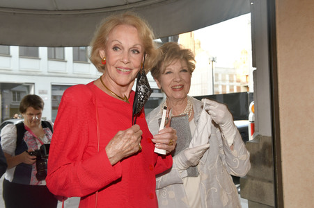 Theaterpremiere 'Halbe Wahrheiten' in München