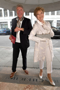 Theaterpremiere 'Halbe Wahrheiten' in München