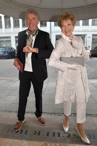 Theaterpremiere 'Halbe Wahrheiten' in München