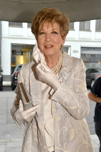 Theaterpremiere 'Halbe Wahrheiten' in München