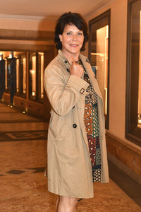 Theaterpremiere 'Halbe Wahrheiten' in München