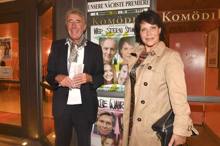 Theaterpremiere 'Halbe Wahrheiten' in München