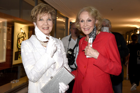 Theaterpremiere 'Halbe Wahrheiten' in München