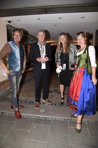 Theaterpremiere 'Halbe Wahrheiten' in München