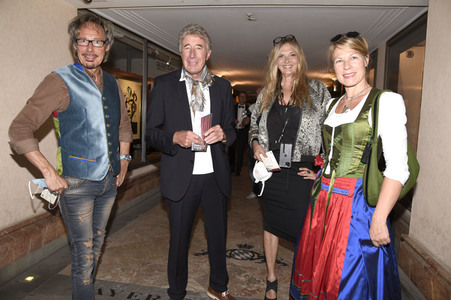 Theaterpremiere 'Halbe Wahrheiten' in München