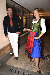 Theaterpremiere 'Halbe Wahrheiten' in München