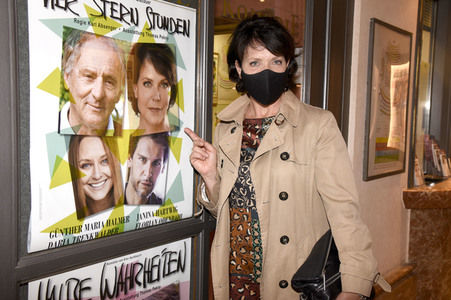 Theaterpremiere 'Halbe Wahrheiten' in München