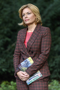 Julia Klöckner pflanzt eine Erle in Berlin