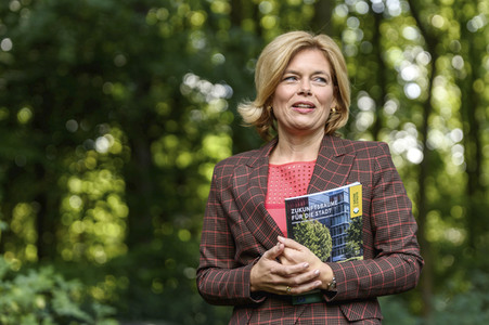 Julia Klöckner pflanzt eine Erle in Berlin