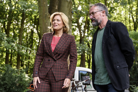 Julia Klöckner pflanzt eine Erle in Berlin