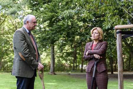 Julia Klöckner pflanzt eine Erle in Berlin