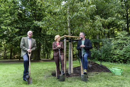 Julia Klöckner pflanzt eine Erle in Berlin