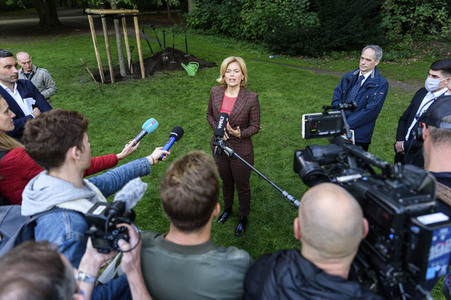 Julia Klöckner pflanzt eine Erle in Berlin