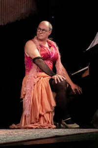 Theaterstück 'Theaterblut & falsche Brüste' in Dresden