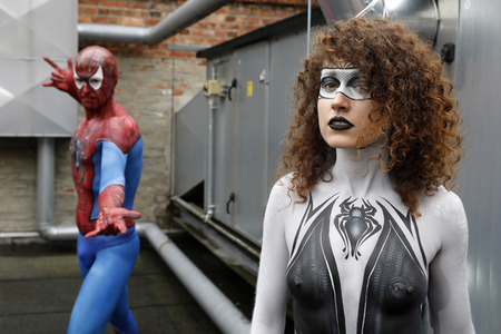 GEEK ART: Spider-Man und Spider-Gwen Bodypainting