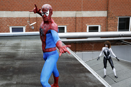GEEK ART: Spider-Man und Spider-Gwen Bodypainting