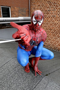 GEEK ART: Spider-Man und Spider-Gwen Bodypainting