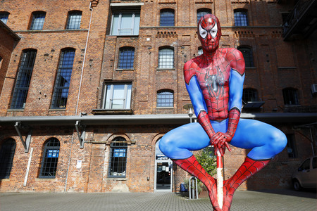 GEEK ART: Spider-Man und Spider-Gwen Bodypainting