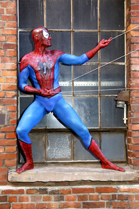 GEEK ART: Spider-Man und Spider-Gwen Bodypainting