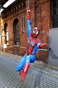 GEEK ART: Spider-Man und Spider-Gwen Bodypainting