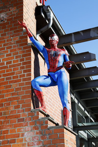 GEEK ART: Spider-Man und Spider-Gwen Bodypainting