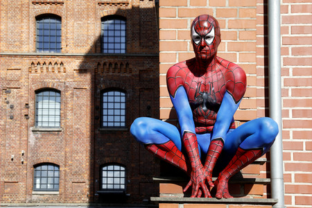 GEEK ART: Spider-Man und Spider-Gwen Bodypainting