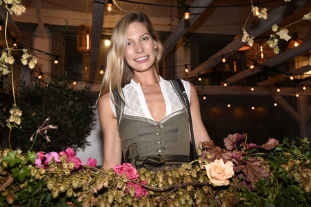 Almauftrieb in der Käfer Schänke in München