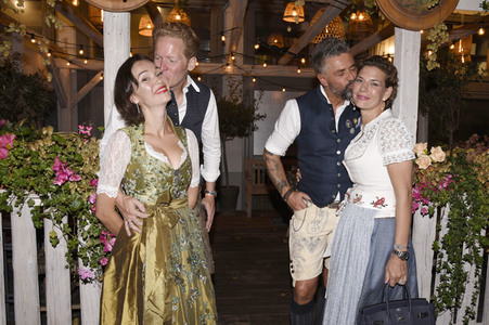 Almauftrieb in der Käfer Schänke in München