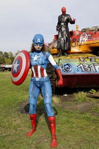 GEEK ART: Captain America vs. Red Skull Bodypainting