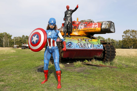 GEEK ART: Captain America vs. Red Skull Bodypainting