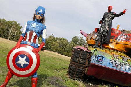 GEEK ART: Captain America vs. Red Skull Bodypainting
