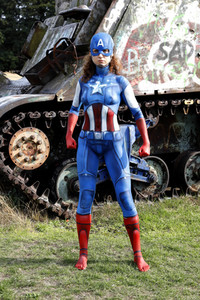 GEEK ART: Captain America vs. Red Skull Bodypainting