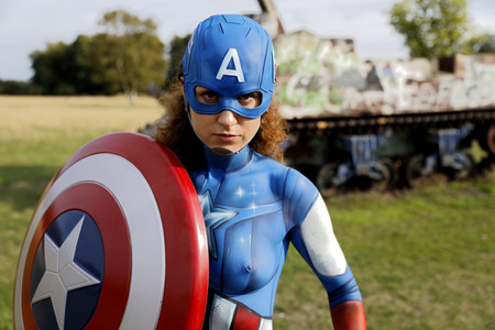 GEEK ART: Captain America vs. Red Skull Bodypainting