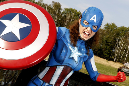 GEEK ART: Captain America vs. Red Skull Bodypainting