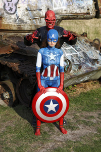GEEK ART: Captain America vs. Red Skull Bodypainting