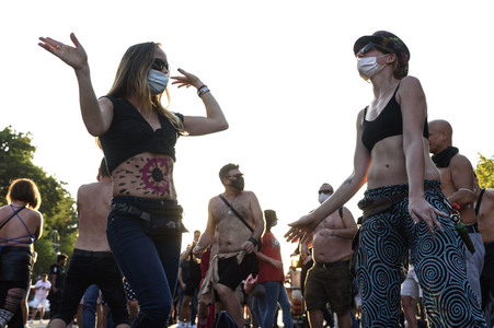 Techno-Parade zum World Peace Day in Berlin