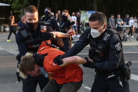 Techno-Parade zum World Peace Day in Berlin