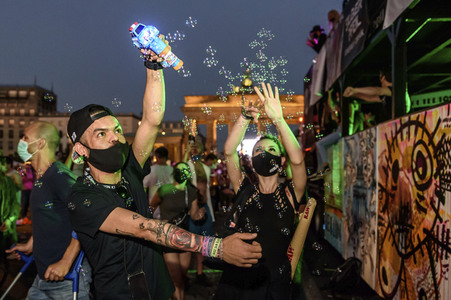 Techno-Parade zum World Peace Day in Berlin