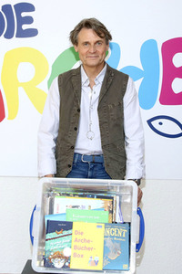 Offizielle Übergabe der Arche-Bücher-Box in Berlin