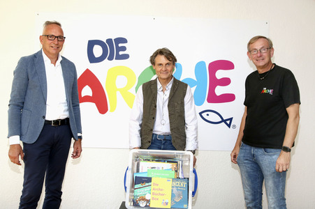 Offizielle Übergabe der Arche-Bücher-Box in Berlin