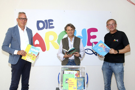 Offizielle Übergabe der Arche-Bücher-Box in Berlin