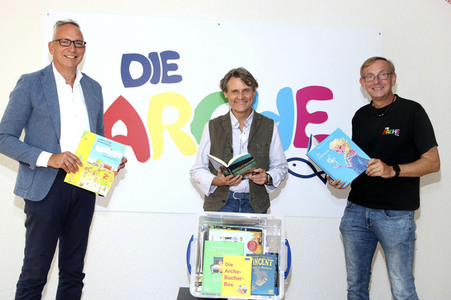 Offizielle Übergabe der Arche-Bücher-Box in Berlin