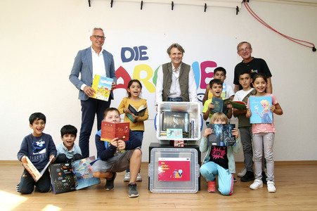 Offizielle Übergabe der Arche-Bücher-Box in Berlin