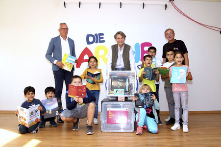 Offizielle Übergabe der Arche-Bücher-Box in Berlin