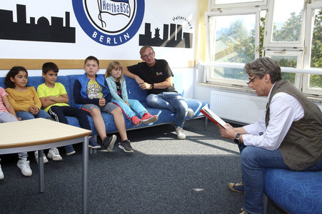 Offizielle Übergabe der Arche-Bücher-Box in Berlin