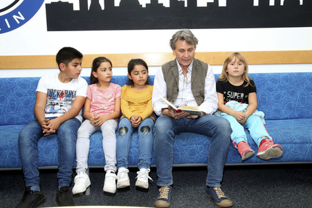 Offizielle Übergabe der Arche-Bücher-Box in Berlin