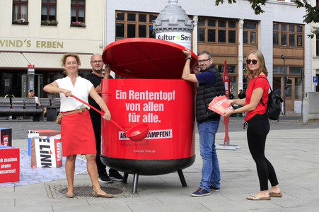 Aktion von Caren Lay in Görlitz