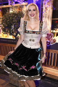 Almabtrieb in der Käfer Schänke in München