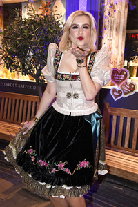 Almabtrieb in der Käfer Schänke in München